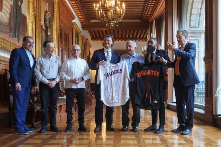 Presidente se reúne en Palacio Nacional con leyendas del béisbol y representantes de Grandes Ligas