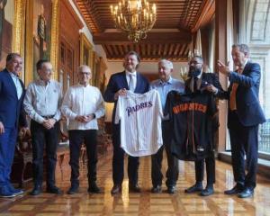Presidente se reúne en Palacio Nacional con leyendas del béisbol y representantes de Grandes Ligas
