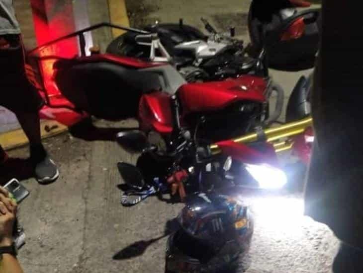 Con fractura expuesta termina joven motociclista al ser atropellado