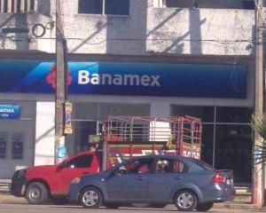 Intensa movilización por activación de alarma en banco de Minatitlán