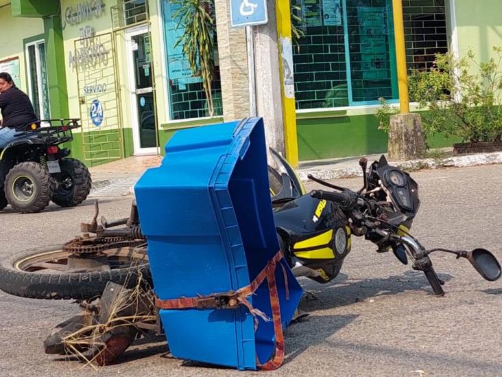 ¡Aparatoso choque!, maestro del Tec de Mina impacta a motociclista y auto estacionado
