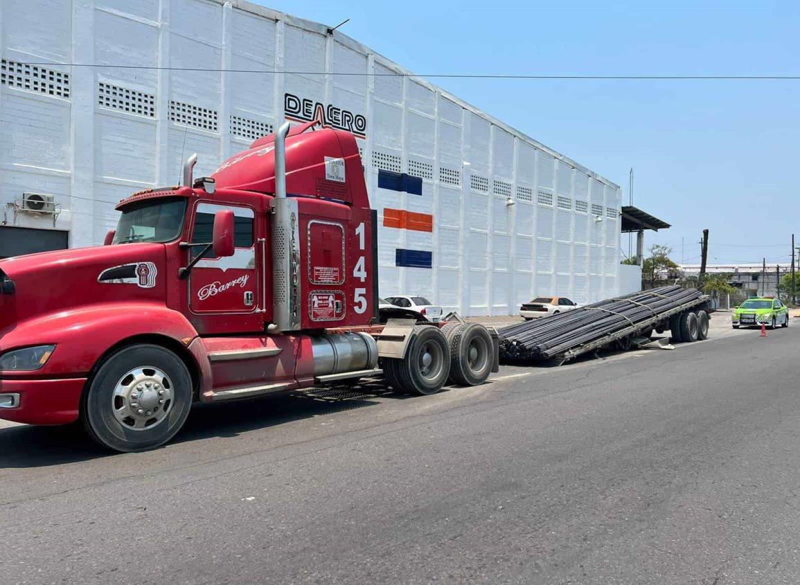 Remolque con varillas se zafa de tractocamión en carretera de Veracruz