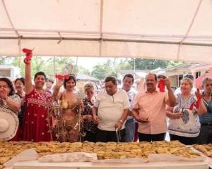 Inicia fiesta patronal en La Antigua con el tamal de elote más grande 