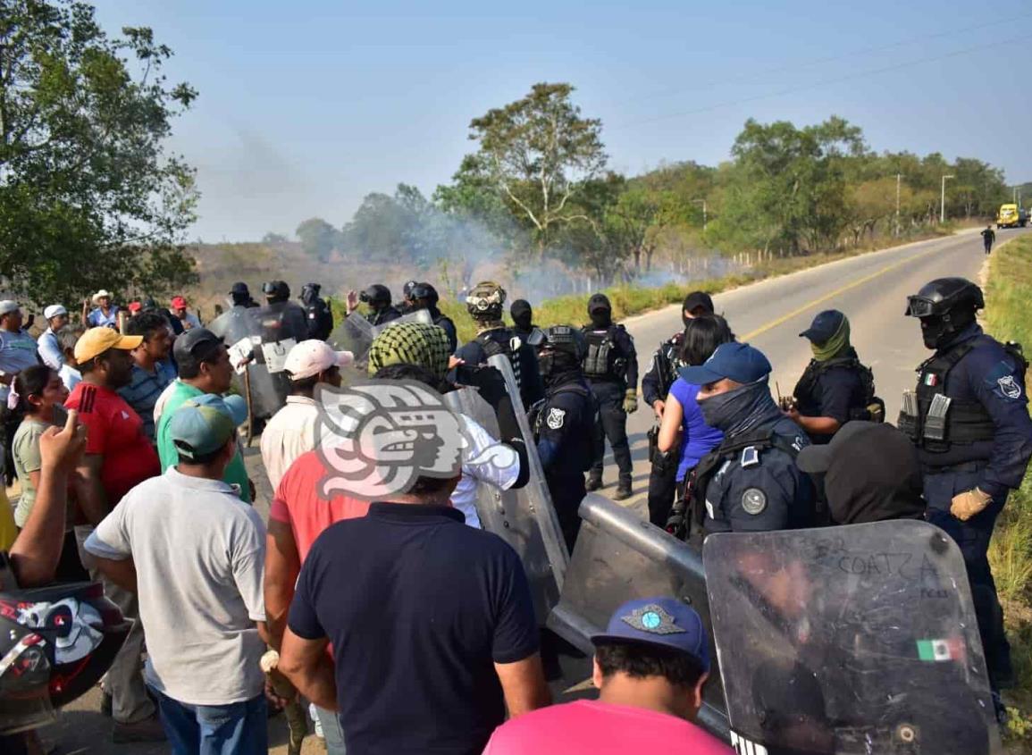 Antimotines de SSP desalojan a manifestantes tras 15 días de paro en planta de San Juan Evangelista (+Video)