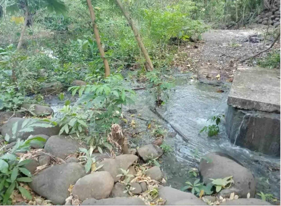 Colapsa sistema de drenaje y contamina cuerpos de agua en la sierra del sur de Veracruz