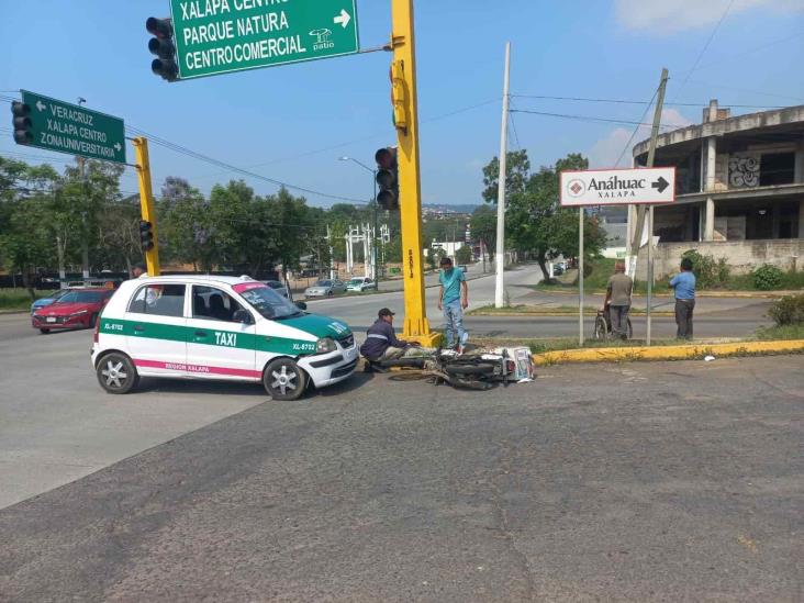 Taxi golpea a motorrepartidora en Xalapa