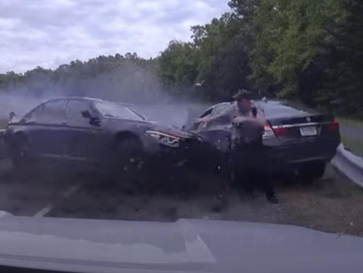 ¡Por un pelito!, auto fuera de control casi mata a policía (+Video)