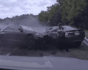 ¡Por un pelito!, auto fuera de control casi mata a policía (+Video)