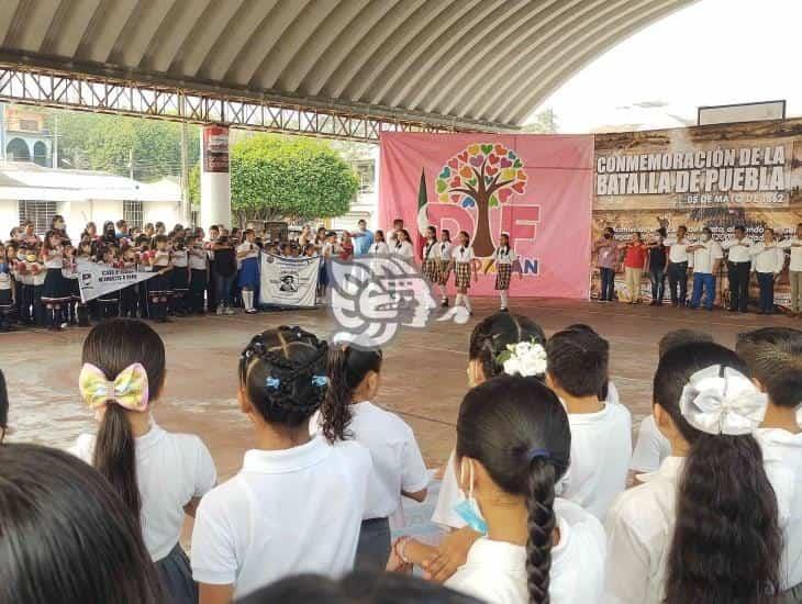 Desfilan para conmemorar el 5 de mayo en Villa Cuichapa (+Video)