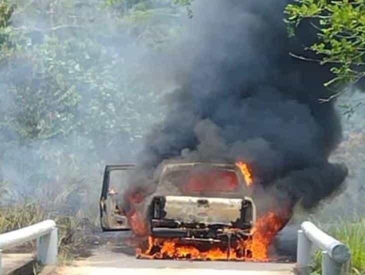¡Ardió en llamas! corto circuito provoca incendio de camioneta en Nanchital