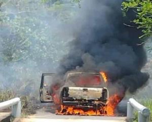 ¡Ardió en llamas! corto circuito provoca incendio de camioneta en Nanchital