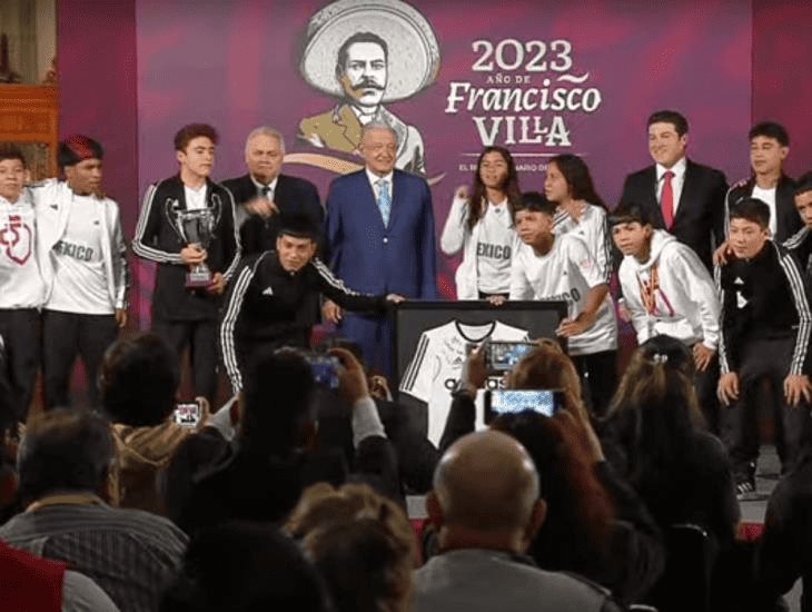 López Obrador aplaude campeonato de niños mexicanos en torneo mundial de fútbol