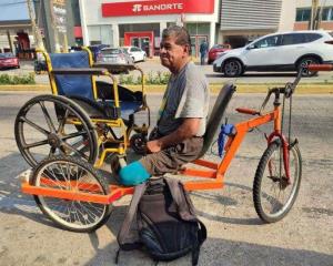 ¡Nada lo detiene! Se quedó sin piernas y ahora fabrica bicicletas adaptadas en Coatzacoalcos