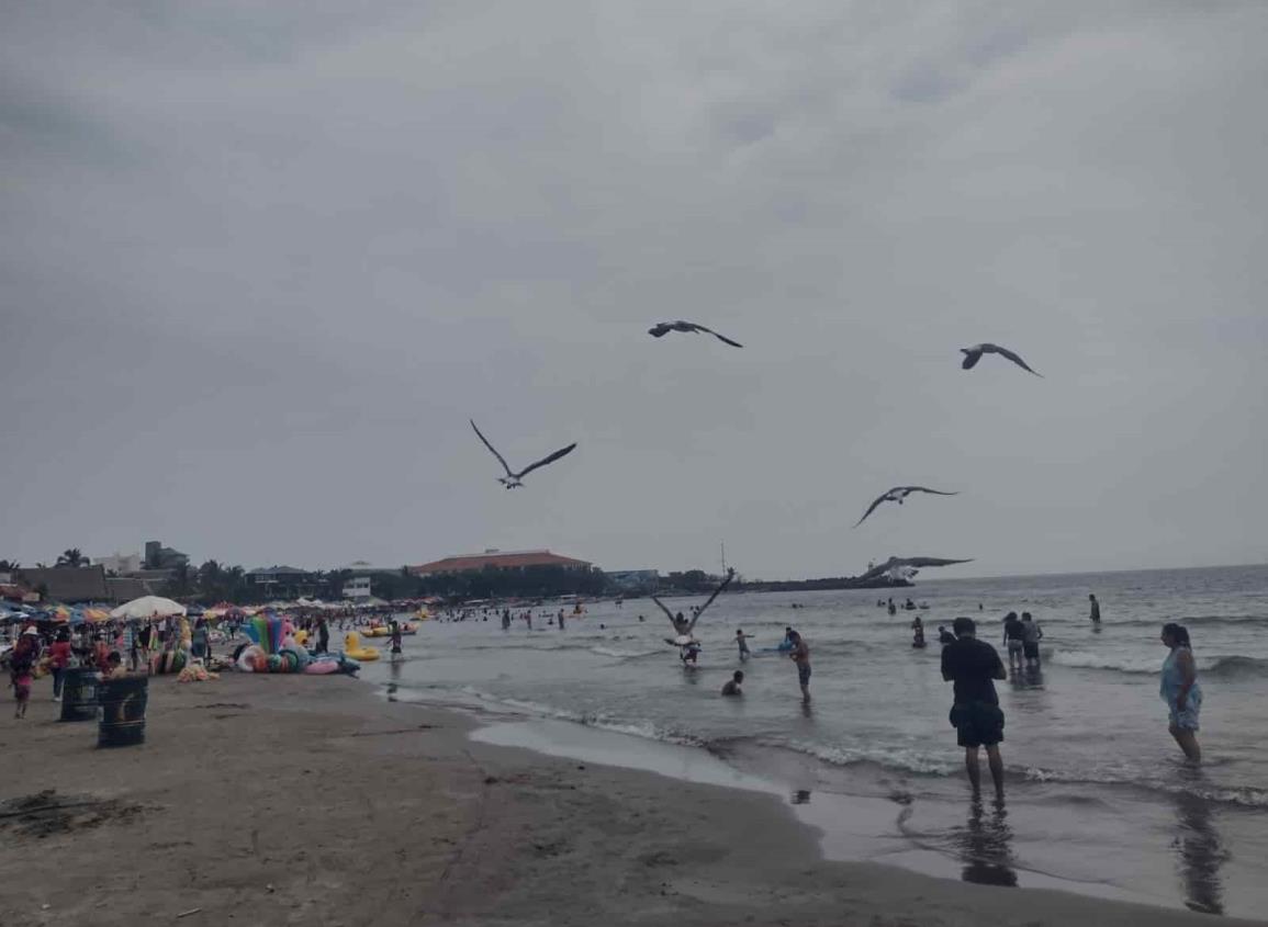 Bañistas disfrutan de la playa en Villa del Mar, Veracruz