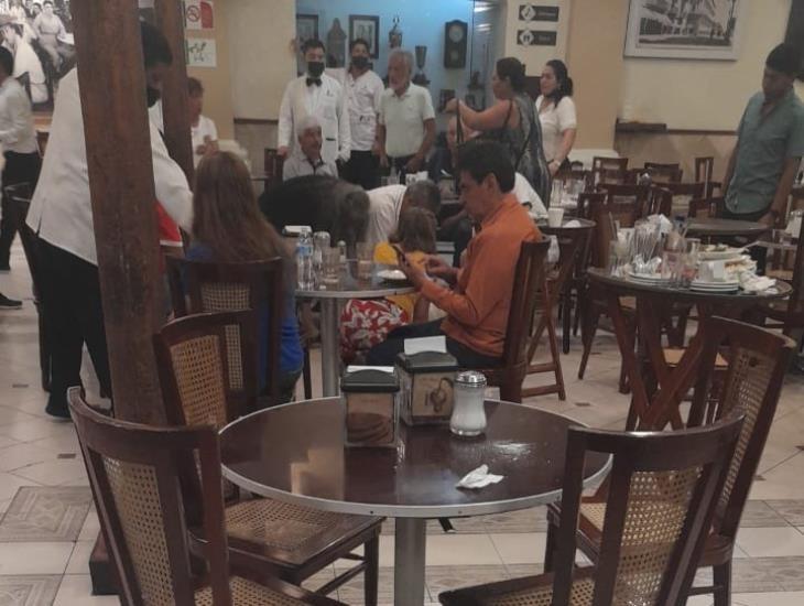 Mientras disfrutaba café mujer de la tercera edad sufre infarto en el centro de Veracruz