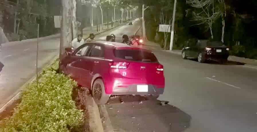 ¡Lo dejan a su suerte! estampa su auto contra árbol en Xalapa