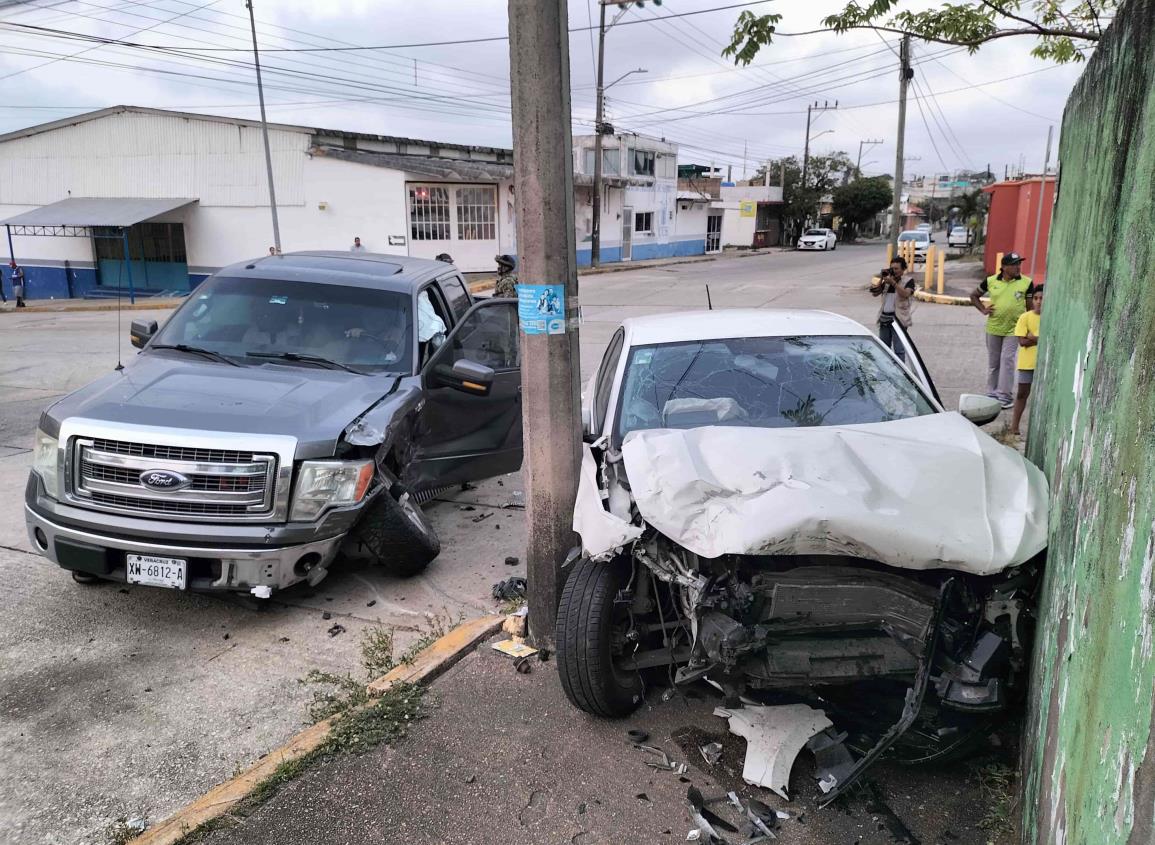 ¡No hizo el alto! camioneta impacta auto en la Benito Juárez Norte (+Video)