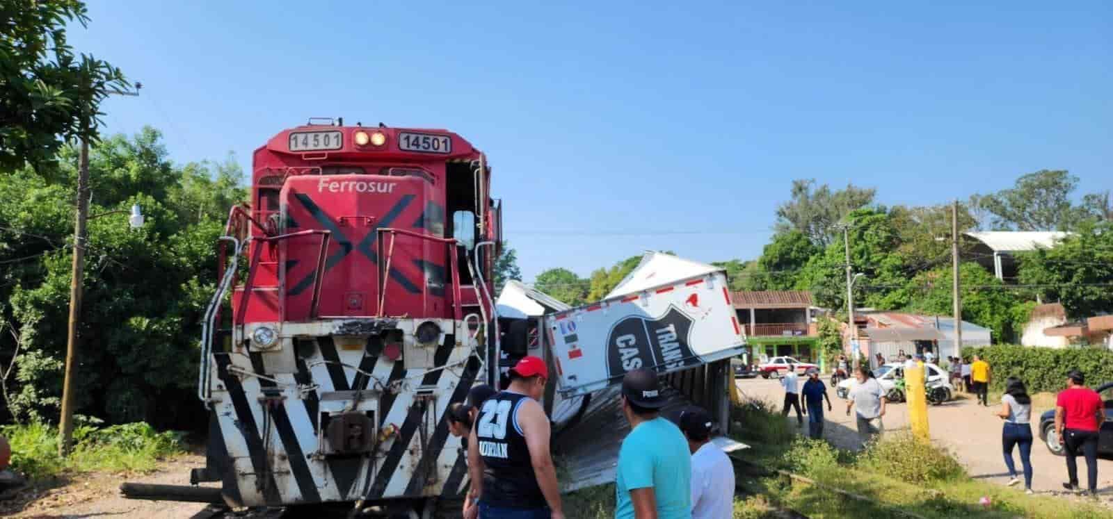 Ferrocarril se llevó de corbata a un tráiler en Coatepec