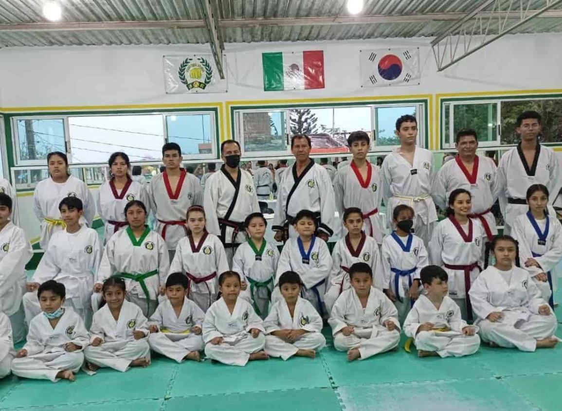 Presentan examen taekwondoínes de la Asociación Mexicana MDK Minatitlán