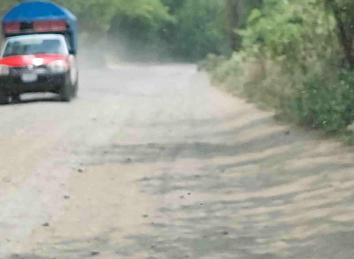 Abandonaron obra de rehabilitación de la carretera a Soteapan