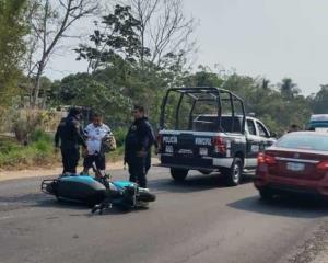 Patrulla impacta a motociclistas en Jáltipan; hay dos jóvenes heridos