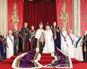Familia real de Reino Unido posa para la primera foto oficial
