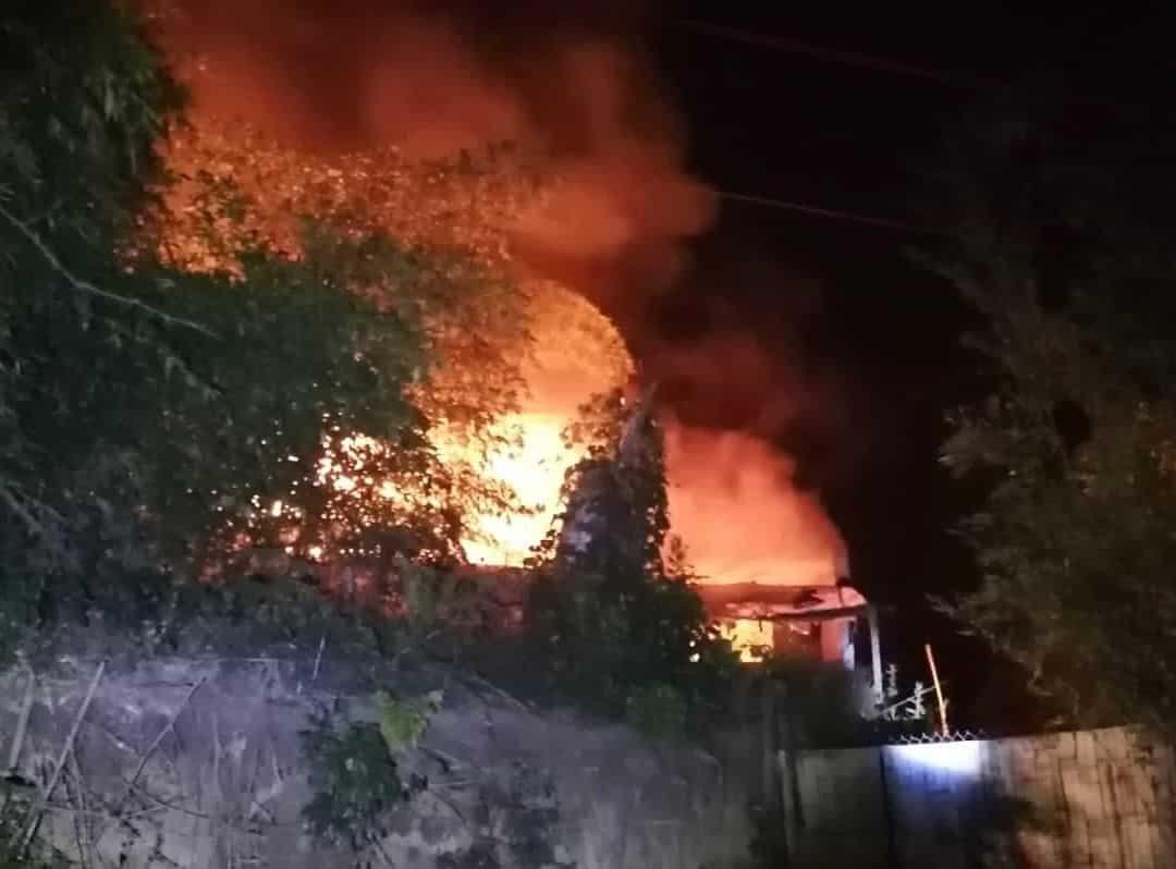 Fuego arrasa con vivienda y auto en la Laguna, Coatepec