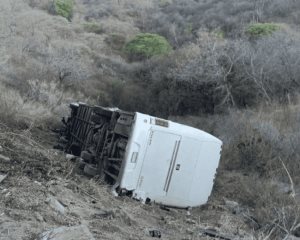 ¡Tragedia! Autobús cae a barranco; transportaba equipo infantil de futbol