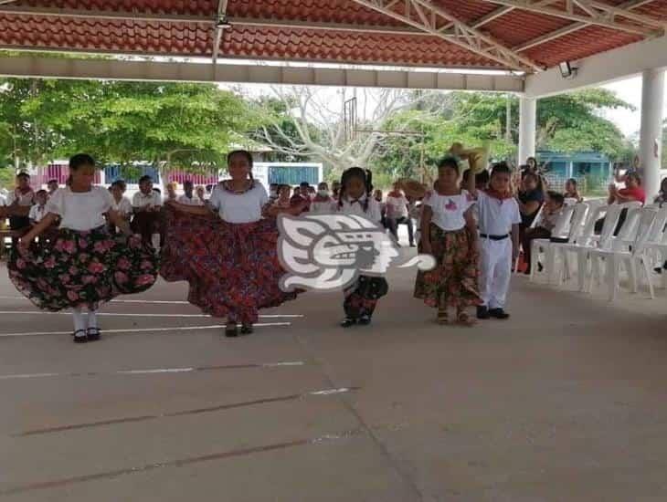 Planteles educativos de Moloacán celebran a las mamás