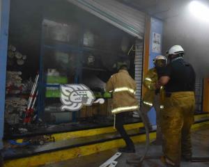 Corto circuito provoca incendio en empresa ferretera de Acayucan 