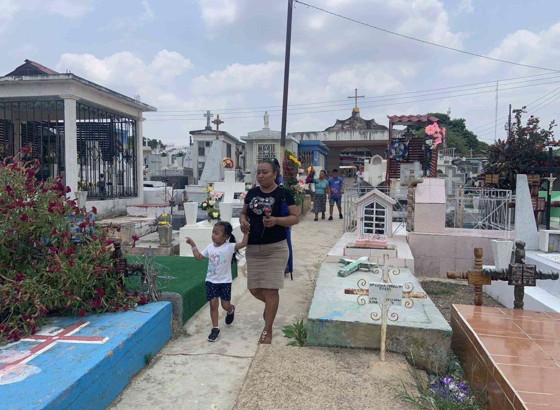 Visitan familias cementerio de Acayucan por día de las madres