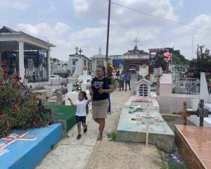 Visitan familias cementerio de Acayucan por día de las madres