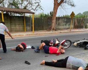 Graves mujeres accidentadas en motocicleta en Las Choapas