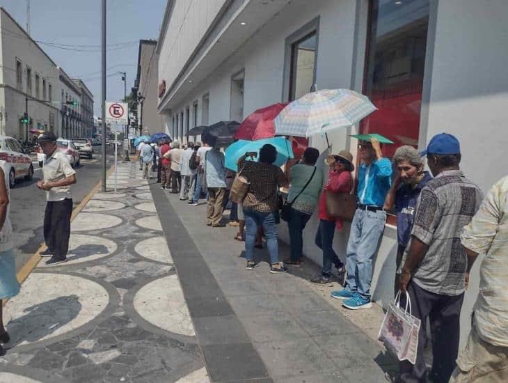 ¡Ni el sol los detiene! realizan largas filas para cobrar pensión del Bienestar en Veracruz