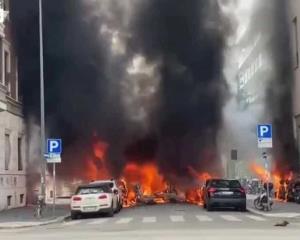Explosión de camioneta con tanques de oxígeno en Milán deja al menos 4 heridos (+Video)