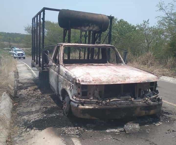 Camioneta fue devorada por el fuego en carretera Zentla-Paso del Macho