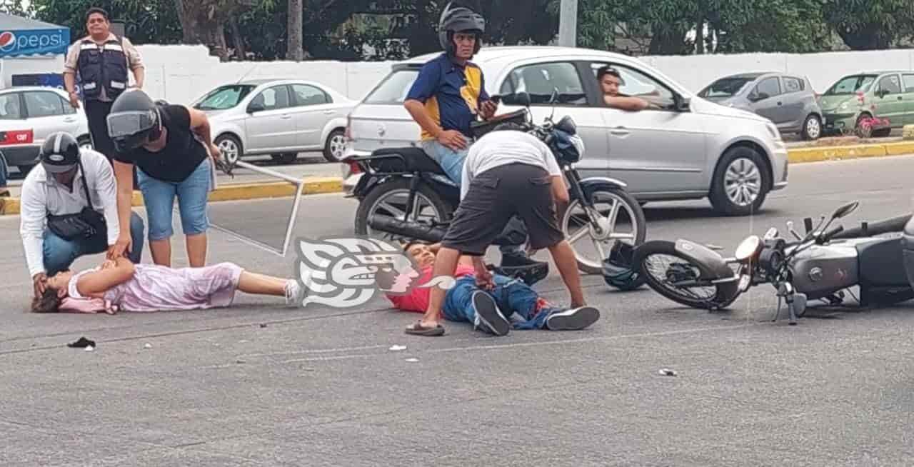 Motociclista sufre fractura tras accidente en Minatitlán