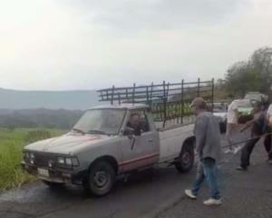 Pickup cae en barranco de la carretera estatal Xalapa-Alto Lucero