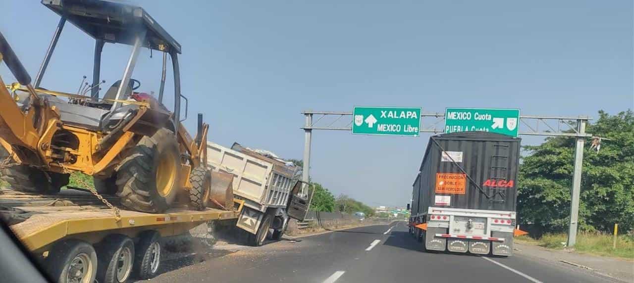 Conductor pierde control de volteo y termina sobre camellón en tramo Veracruz-Xalapa
