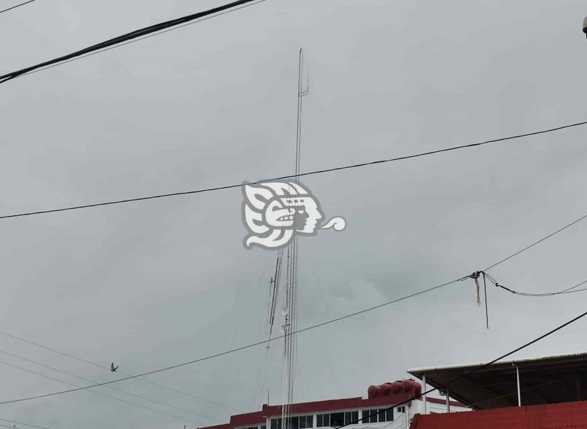 Tormenta derriba torre de telecomunicaciones de Nanchital