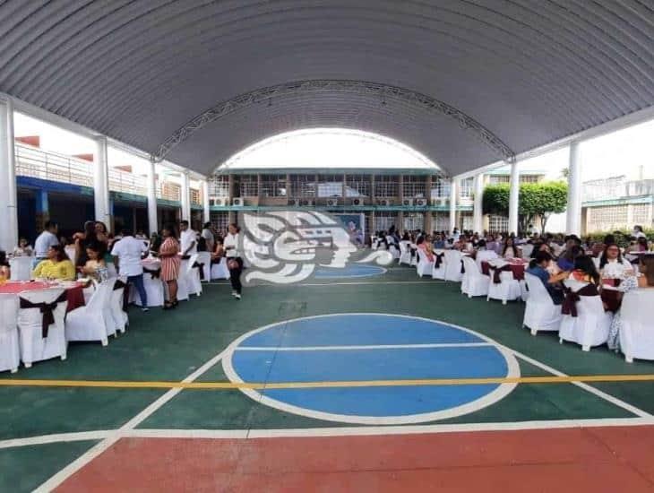 Celebran y reconocen en Nanchital a sus docentes: Cerca de 500 profes se reunieron en evento