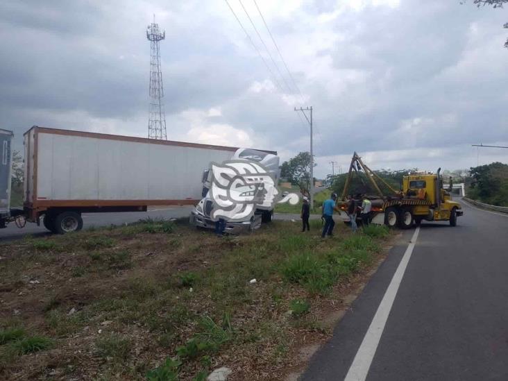 Operador de tractocamión se descarrila en la Sayula - Acayucan