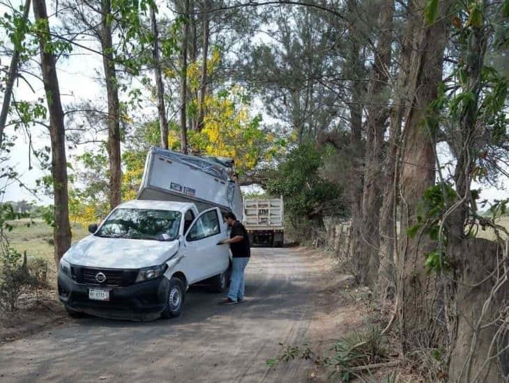 Tras chocar contra volteo, camioneta queda desbaratada en Medellín