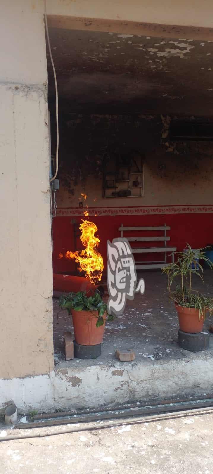 Cilindro de gas en Orizaba se incendia y quema a una persona