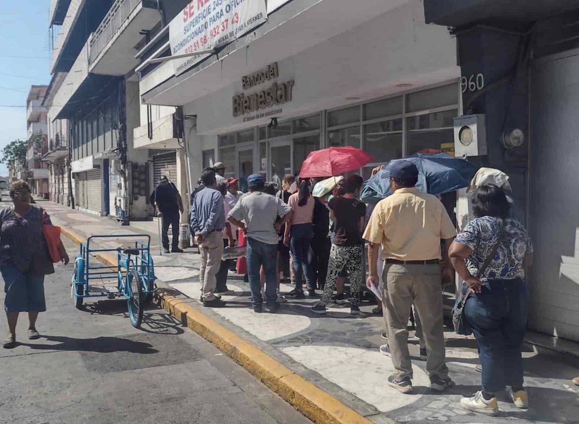 Abuelitos hacen filas bajo el sol para cobrar pensión del Bienestar en Veracruz