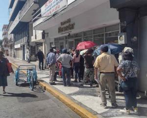 Abuelitos hacen filas bajo el sol para cobrar pensión del Bienestar en Veracruz