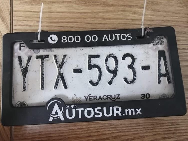 ¿Es tuya? rescatan placa automotriz YTK593A en Coatzacoalcos