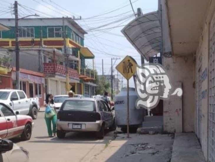 Comerciantes siguen bloqueando banquetas en Las Choapas