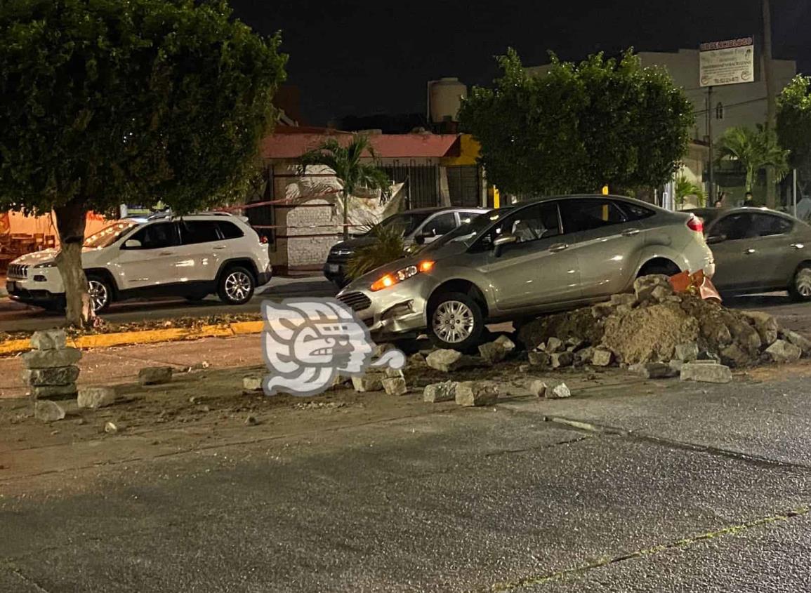 Sobre los escombros termina vehículo en Minatitlán (+Video)
