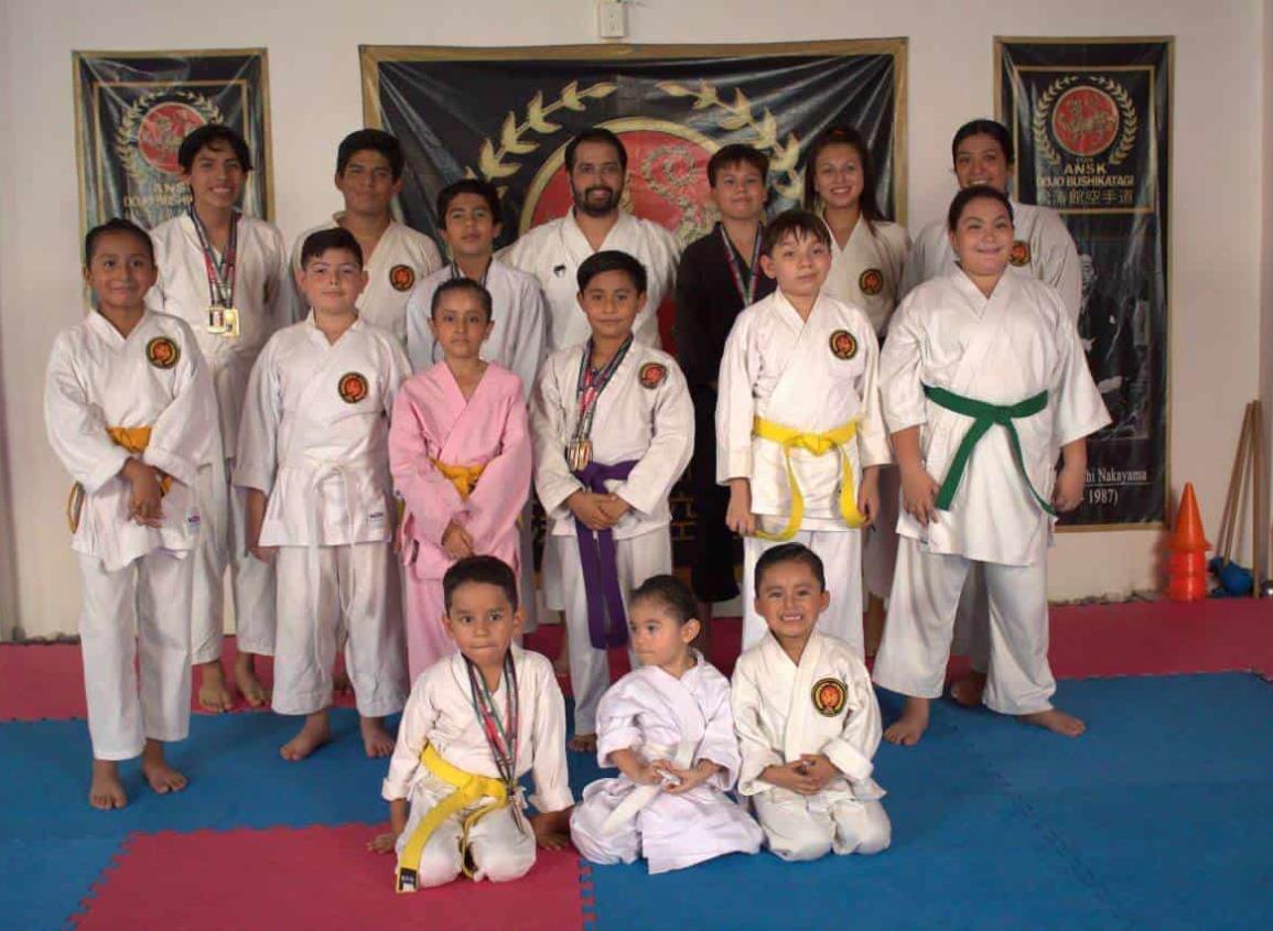 Karatekas del Instituto Bushikatagi Coatzacoalcos destacan en Villahermosa